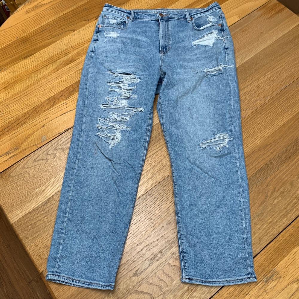 American Eagle Women Mom Jean Light Wash Distressed Ripped Denim Size 14 Regular